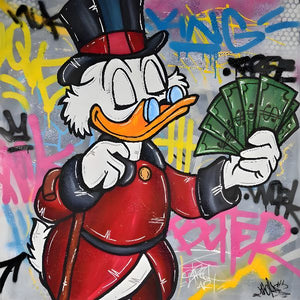 Joakim von Anka med en bunt dollarsedlar mot graffitibakgrund