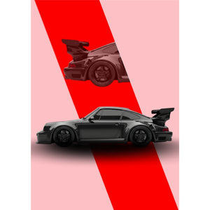 Mörk Porsche i profil med ett diagonalt rött band mot ljusrosa bakgrund