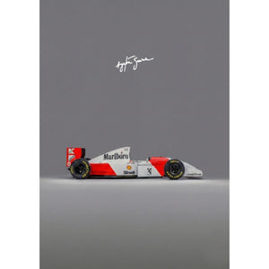 Rödvit Formel 1-bil i profil mot grå bakgrund med Ayrton Sennas namnteckning