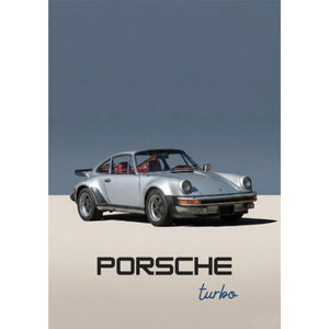 Silverfärgad klassisk Porsche 911 Turbo mot blågrå bakgrund