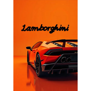 Orange Lamborghini snett bakifrån med stor bakvinge mot orange bakgrund