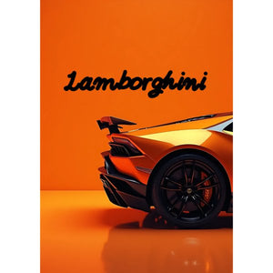Detaljbild av en orange Lamborghinis bakparti med svart fälg