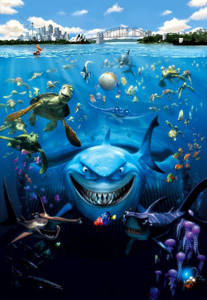 Hajen Bruce från Hitta Nemo med sköldpaddor och fiskar under vattenytan