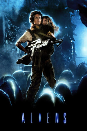 Filmaffisch för Aliens med Ripley som bär ett barn och ett vapen mot blått sken