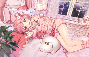 Animeflicka med rosa hår som ligger på en säng i ett rosa sovrum med gosedjur