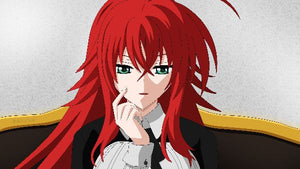 Rias Gremory med långt rött hår och gröna ögon i en fåtölj