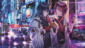 Två animeflickor på en regnvåt stadsgata med neonskyltar i blått, lila och rött