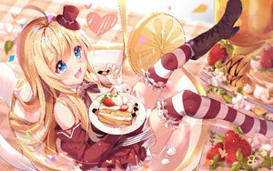 Blond animeflicka med liten hatt som håller en jordgubbstårta