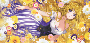 Animeflicka med blont hår och randig klänning som ligger bland gula och lila blommor