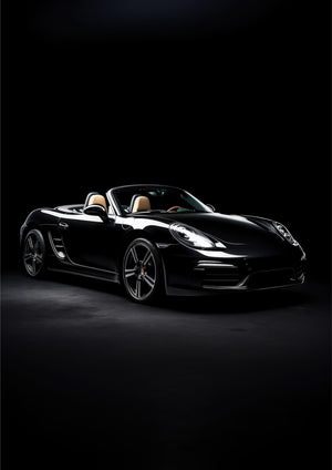 Svart Porsche Boxster med öppen sufflett i mörker