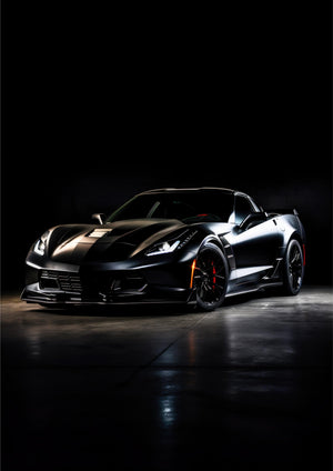 Svart Chevrolet Corvette i ett mörkt rum