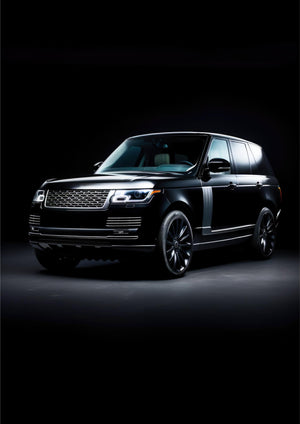 Svart Range Rover i ett mörkt rum med svagt ljus