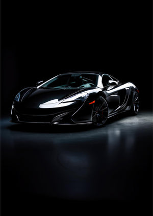 Svart McLaren sportbil i mörker med upplysta konturer