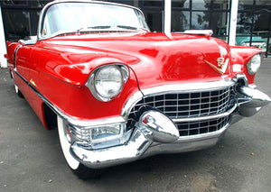 Röd Cadillac cabriolet från 50-talet med kromdetaljer