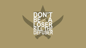 Texten Don't be a loser kill the defuser mot khakifärgad bakgrund med knivar