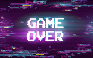 Pixlad text Game Over med glitcheffekter i lila och turkos