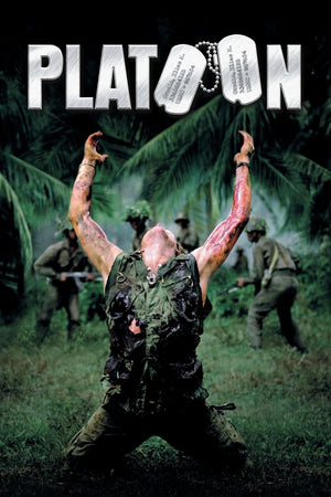 Filmaffisch för Platoon med en soldat på knä med armarna sträckta mot himlen