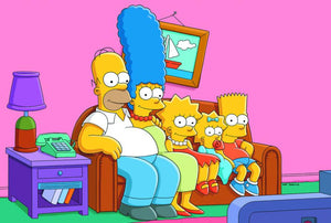 Familjen Simpson i soffan i ett rosa vardagsrum