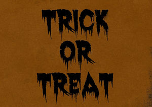 Texten Trick or Treat i droppande svarta bokstäver mot brun bakgrund