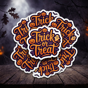 Stickerhög med texten Trick or Treat, vit kant och läskig Halloweenbakgrund