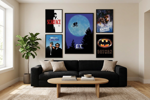 Vardagsrum med en tavelvägg av filmposters